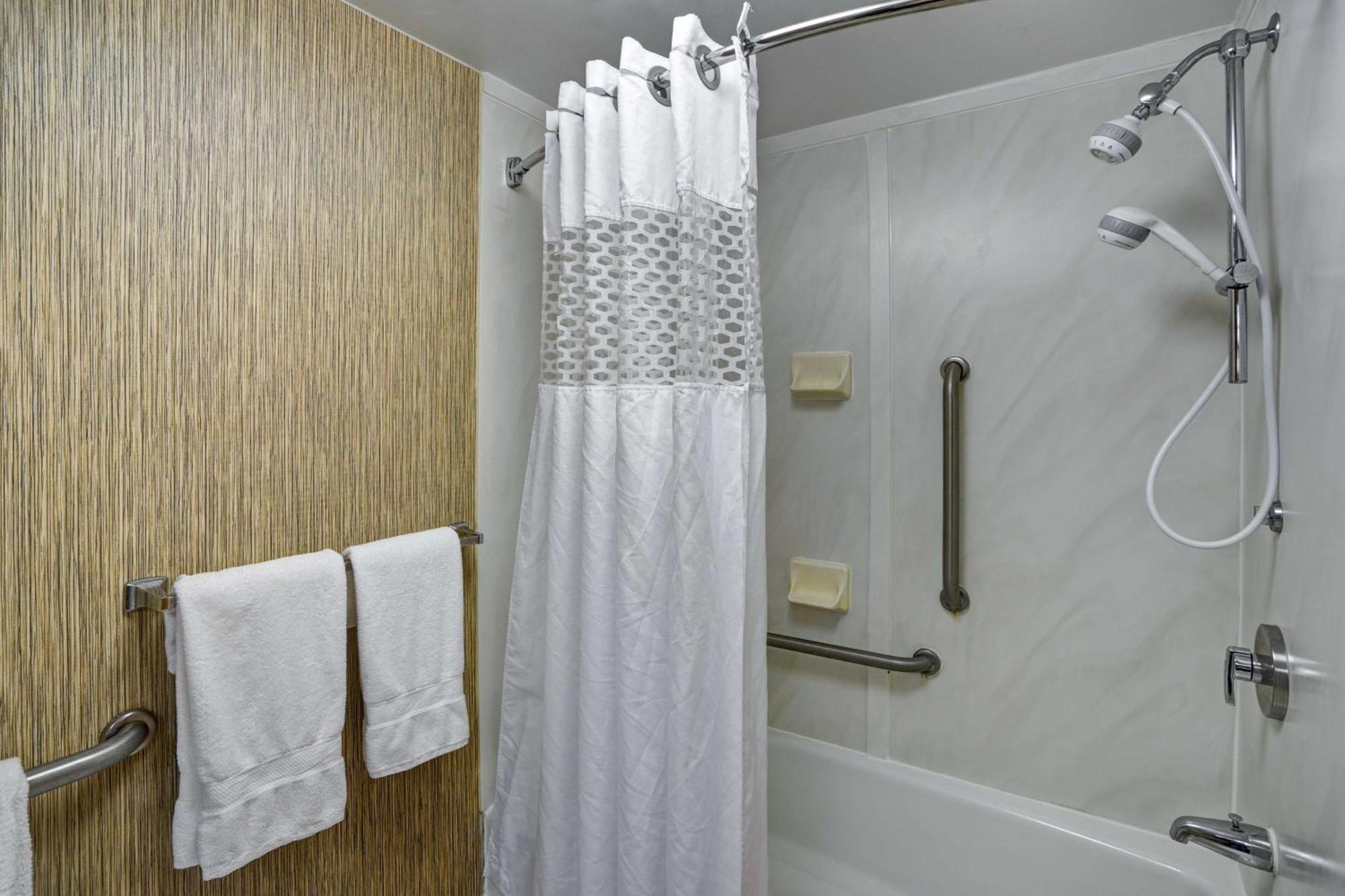 Hotel Hampton By Hilton 3*